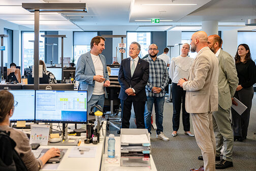 Ein großes Büro mit Mitarbeitern der Firma Akkodis in Stuttgart im Gespräch mit Oberbürgermeister Dr. Frank Nopper und Wirtschaftsförderer Torsten von Appen.