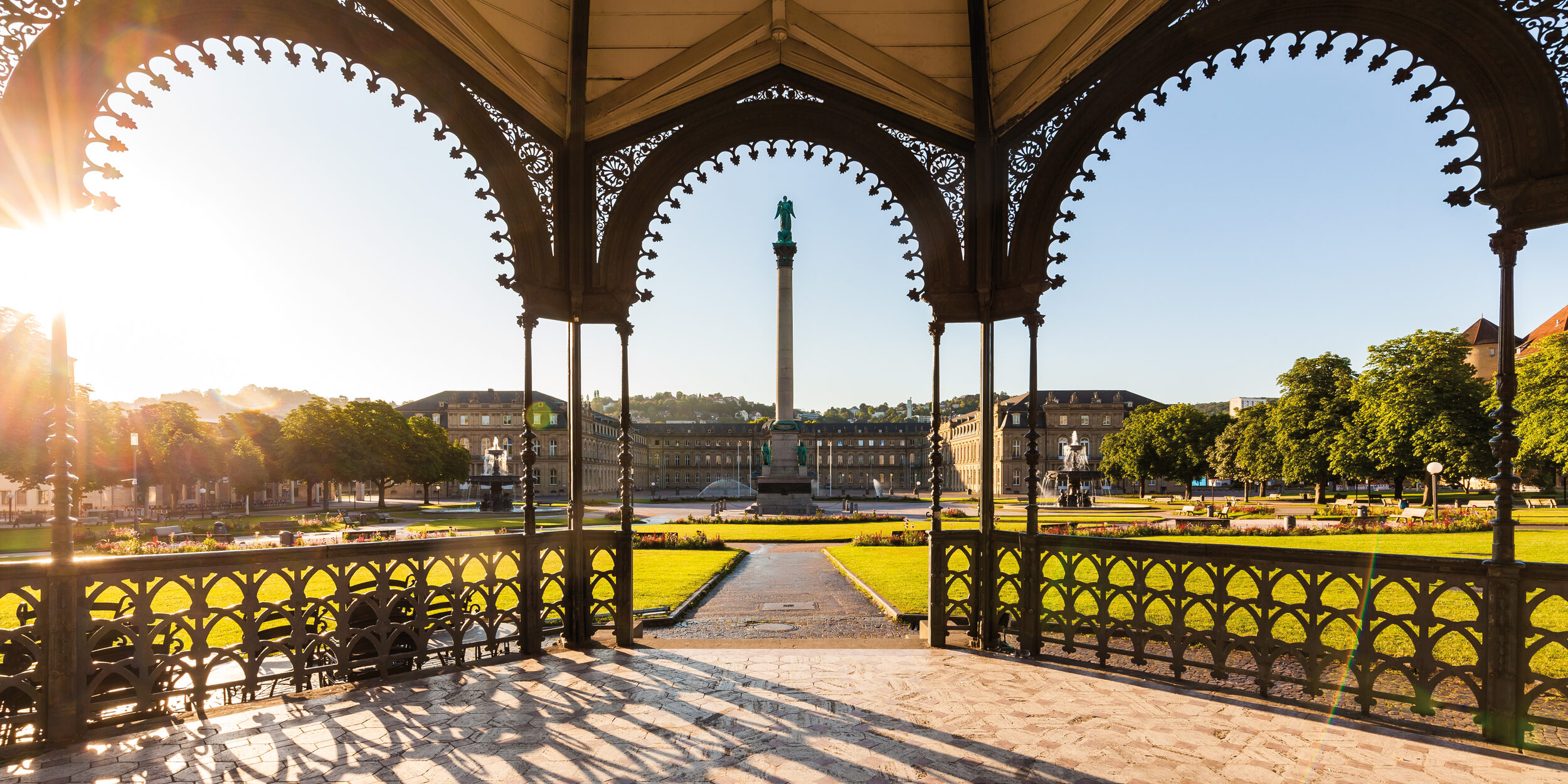 Pavillon am Schlossplatz beim Sonnenaufgang