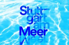 "Stuttgart am Meer" in blauer Schrift geschrieben vor einem Poolhintergrund.